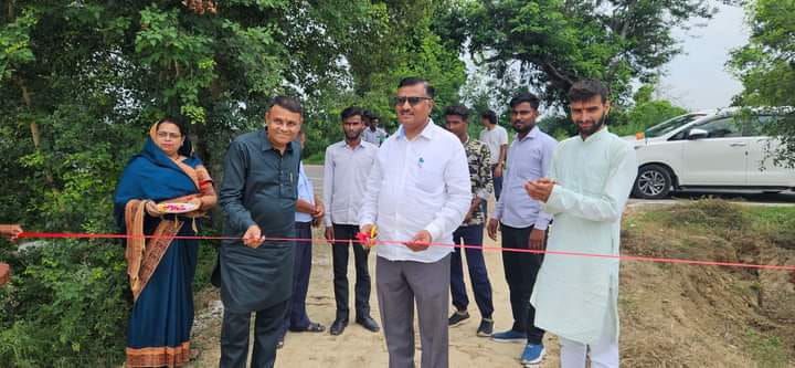 अंबियापुर क्षेत्र "सेफ डिग्री कॉलेज" के सड़क मार्ग निर्माण में फीता काटकर लोकार्पण समारोह का किया उद