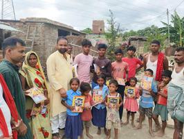 सकरा गनीपुर बेझा पंचायत महादलित बस्ती में स्कूली बच्चों के मध्य "शिक्षण एवं खेल सामग्री वितरण समारोह" का किया आयोजन