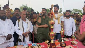 महुआरी गांव में सह पुरस्कार वितरण समारोह का आयोजन करके विजेता टीम को किया पुरस्कृत