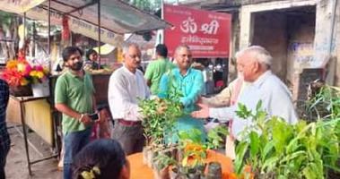 ठाकुरगंज ब्रह्मसागर समिति के द्वारा आयोजित निः शुल्क वितरण समारोह में, नगरवासियों को वितरित किये पौधे