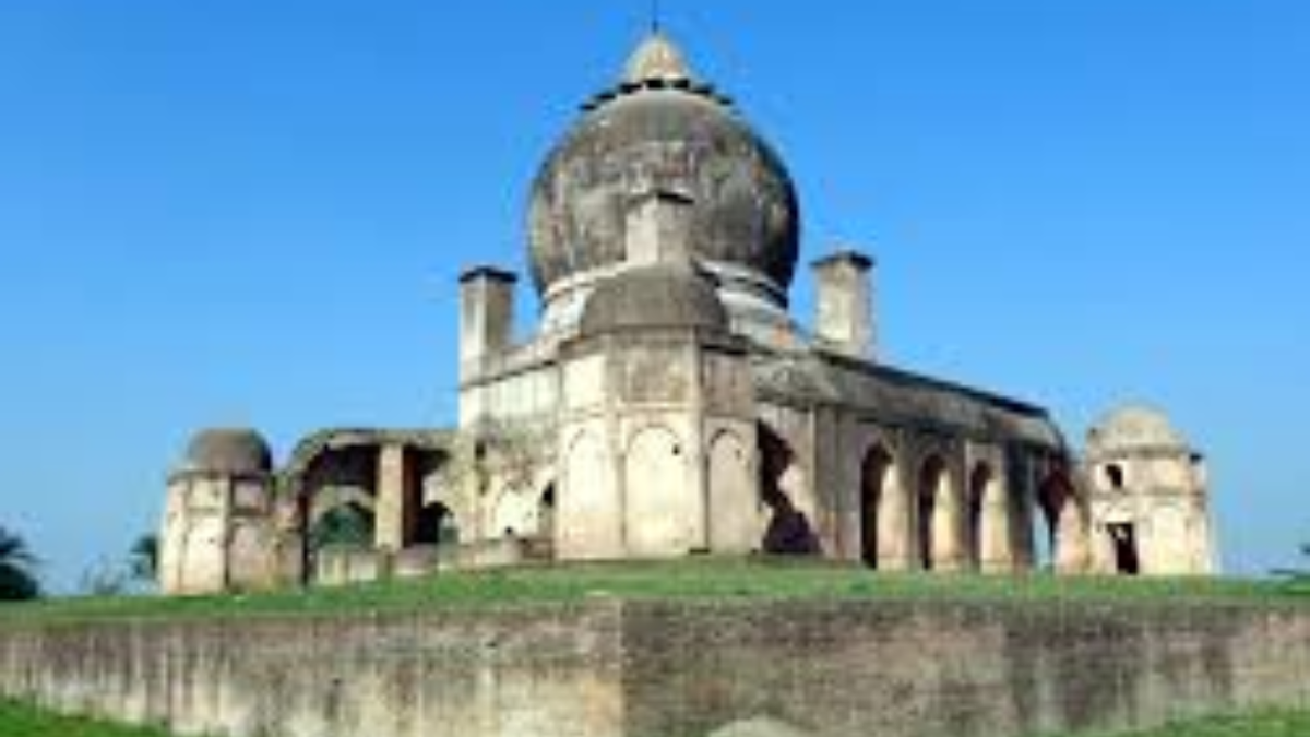 फर्रुखाबाद: गंगा–संस्कृति, नवाबी विरासत और इत्र की खुशबू से महकता जिला
उत्तर प्रदेश के मध्य–पश्चिमी 